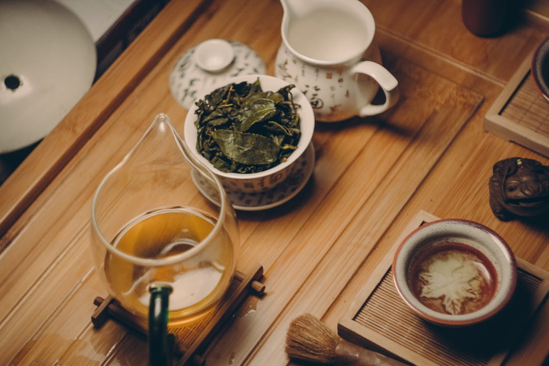 几回花下坐饮茶